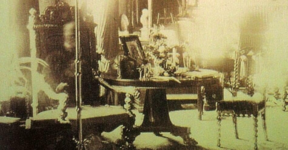 1. Фотография призрака лорда Комбермира, сделанная Сибелл Корбет (1891 г.)  Эта фотография библиотеки аббатства Комбермир была сделана Сибелл Корбет в 1891 году.