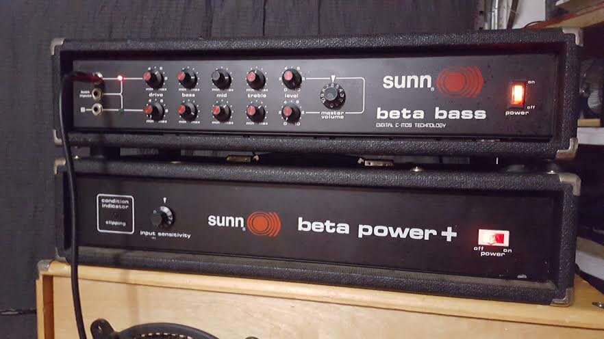 Beta Power+ тут служит усилителем слэйв юнитом для подключения второго кабинета 