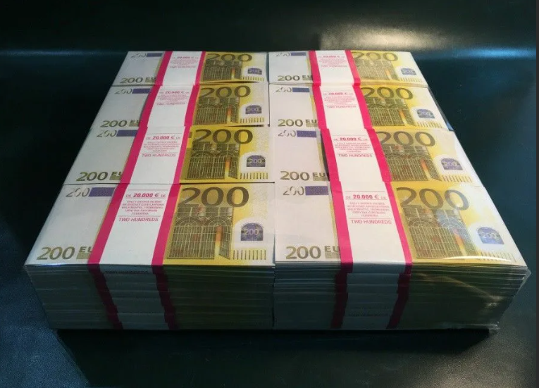 Миллион евро в долларах. Миллионы евро в пачках. Пачки денег евро. 1000000 Евро в пачках. Доллары в банковской упаковке.
