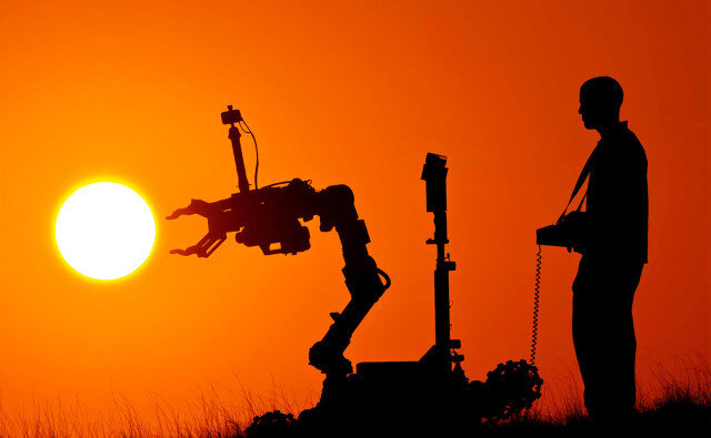 Инженер запускает робота