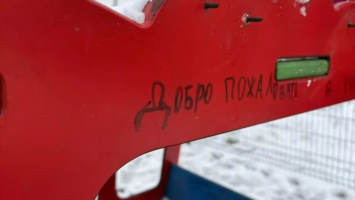     Новая детская площадка пострадала от рук вандалов в Юкаменском районе Удмуртии.