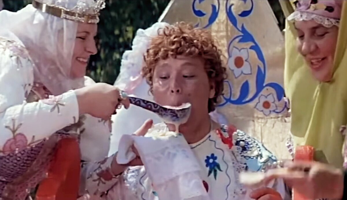 Кадр из к/ф «Варвара краса, длинная коса»