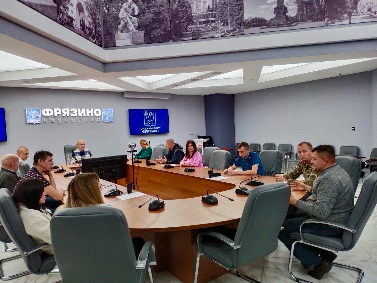 В рамках проведения круглого стола 14 ноября, депутаты Совета депутатов г.о. Фрязино, совместно с участниками СВО, родственниками участников и Президентом благотворительного фонда «Доверяю» , представителем центра Казачества, обсудили возможность установки памятника воинам СВО. С инициативой установки мемориала выступили депутаты Романова Е.В., Траба В.П., Федотов В.В., Коночев А.Н. 