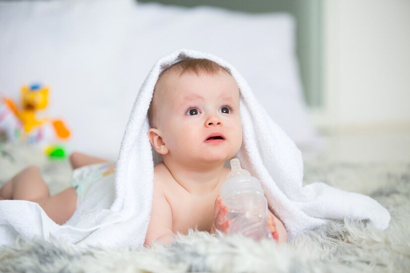 Срыгивание у младенцев - это обычное явление, которое может вызывать беспокойство у многих родителей.