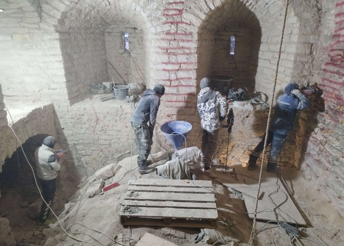    Завершаются работы по усилению стен башни Псково-Печерского монастыря