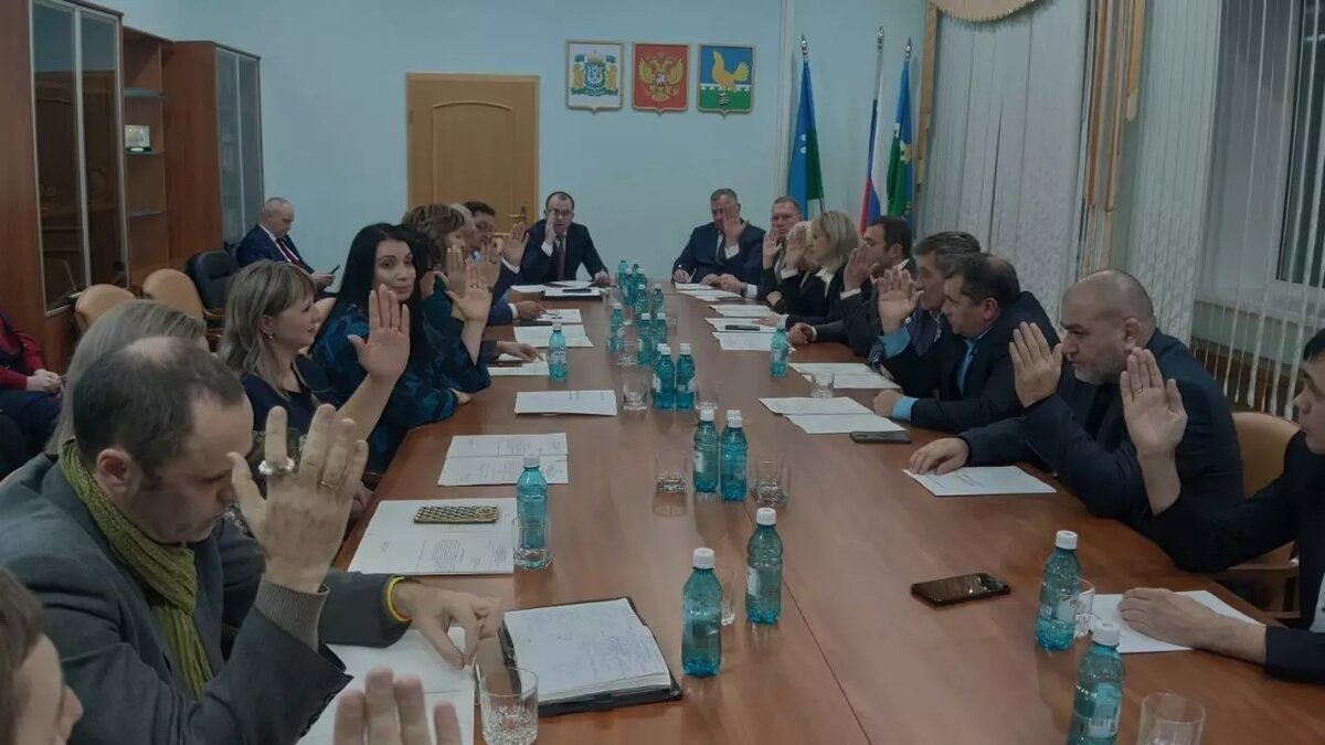     Новым мэром Пыть-Яха избрали бывшего вице-мэра Лангепаса Дмитрия Горбунова. За него единогласно проголосовали все депутаты, передает с места событий корреспондент Муксун.fm