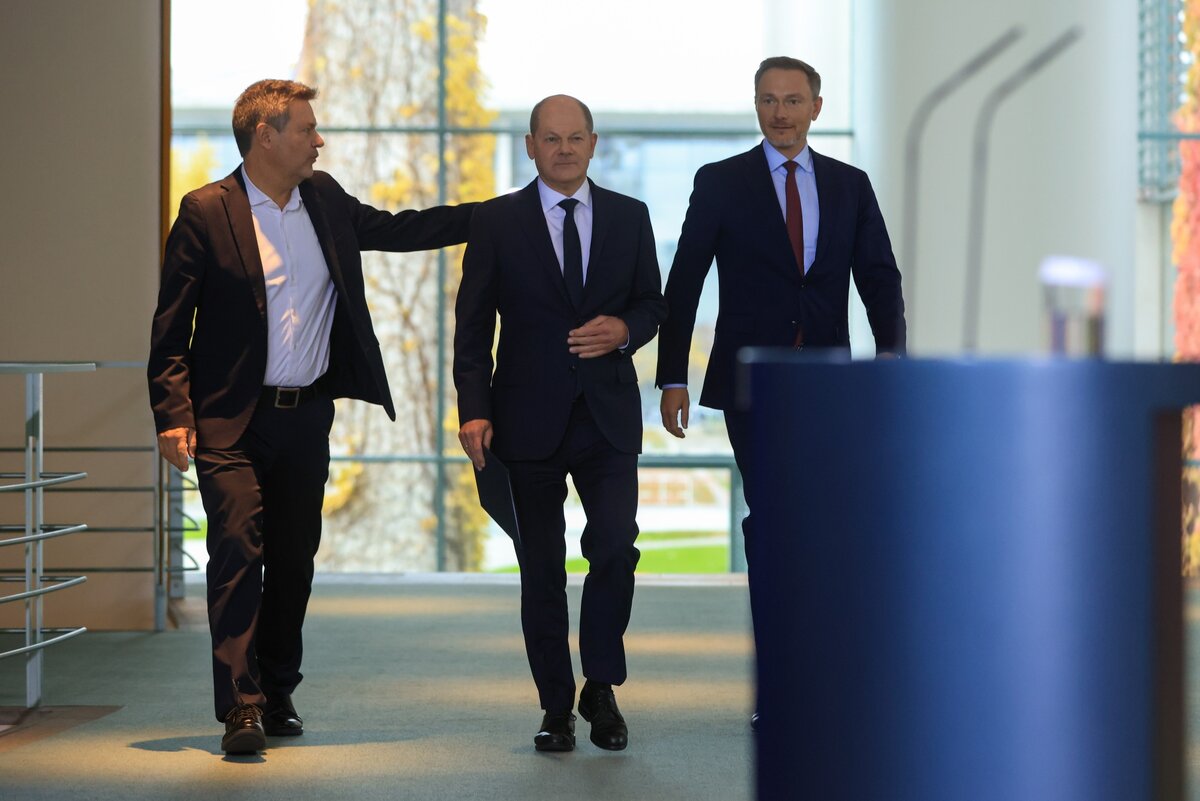 Ну чё ты, Олаф, опять раскис та? // Суд в Карлсруэ постановил , что перевод 60 миллиардов евро (65,2 миллиарда долларов) в виде разрешений на получение долга, предназначенных для борьбы с пандемией Covid-19, во внебюджетный фонд нарушает правила, ограничивающие новые заимствования. Судьи заявили, что объем так называемого Фонда климата и трансформации , который в августе был увеличен до 212 миллиардов евро на период с 2024 по 2027 год, теперь должен быть сокращен на 60 миллиардов евро. 