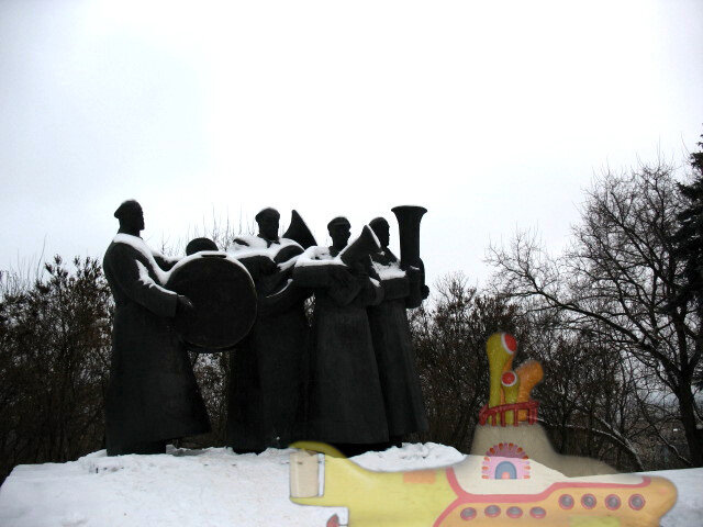 Проплывая мимо "уездного" города Л.