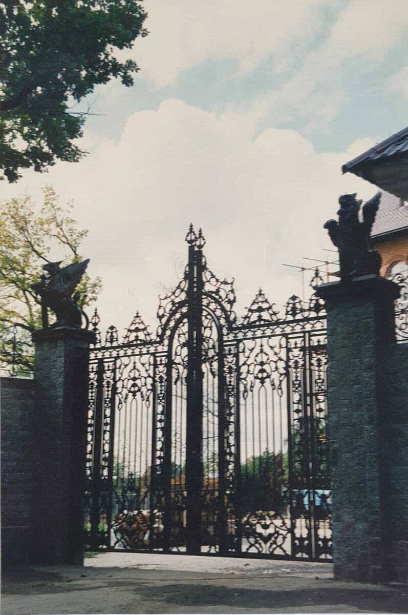 Чугунное литье. Ворота, скульптуры грифонов. Частный дом. г. Москва 2004 год