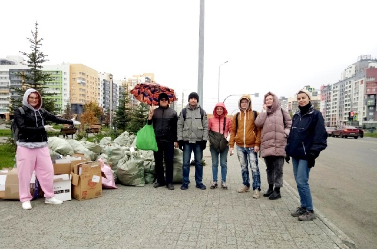    Волонтеры проводят акции по сбору вторсырья в разных районах города, а затем отвозят собранные отходы на переработку.