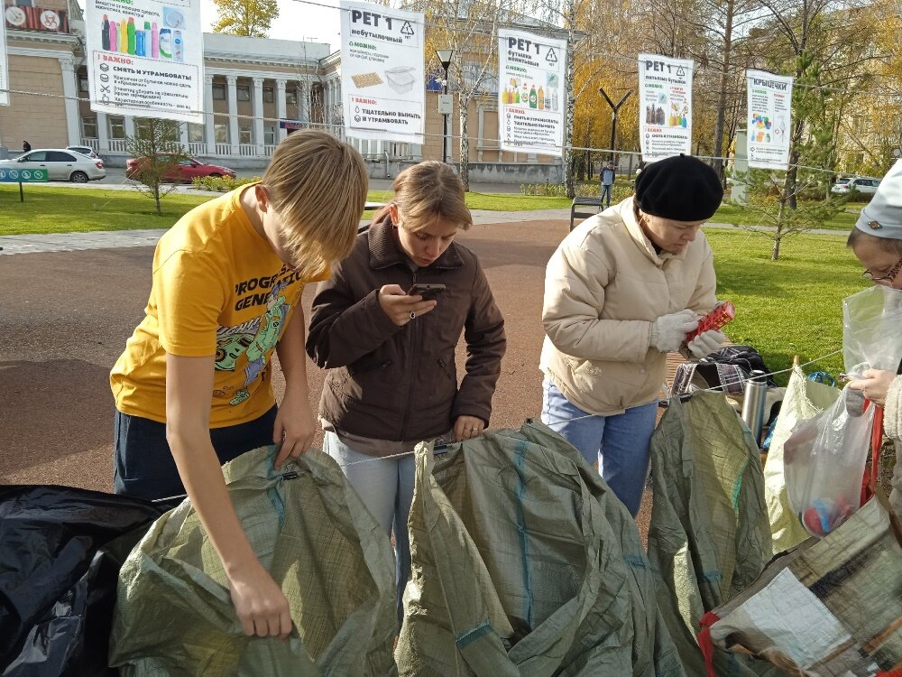    Во время уличных акций волонтеры подсказывают горожанам, какое вторсырье годится для переработки и как его правильно сортировать. Фото: «Разделяйка» Челябинск