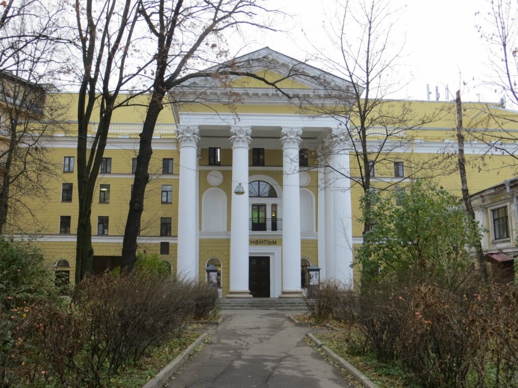 Главный фасад, для входа в павильоны надо пройти чуть дальше 