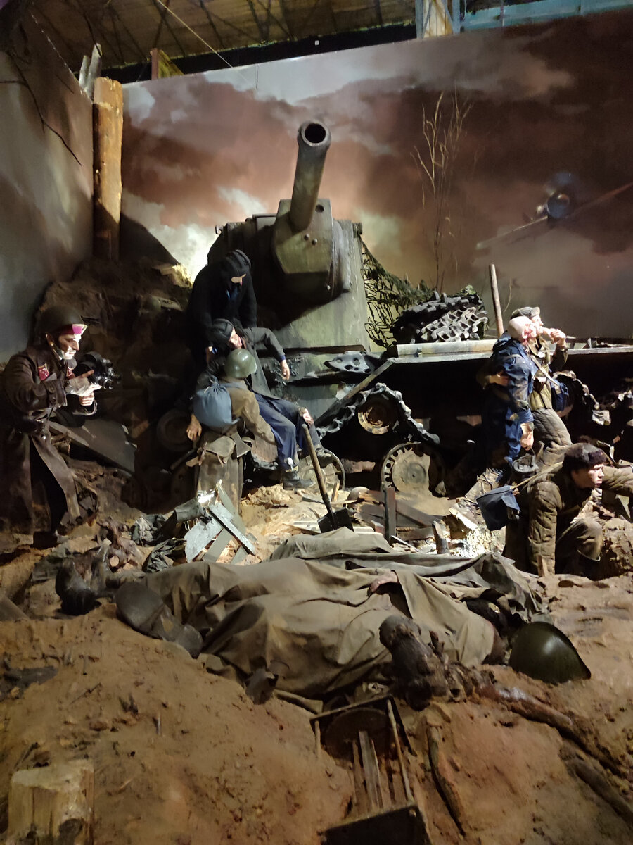 В левом углу видно оператора, снимающего Сражение на Невском пятачке, кровавое и жестокое