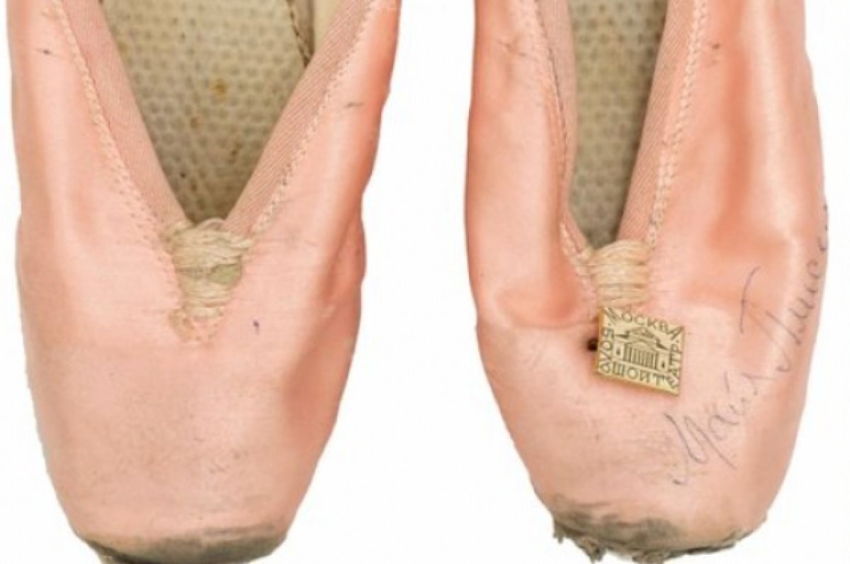    Пуанты Плисецкой и пиджак Жириновского выставили на торги в Петербурге