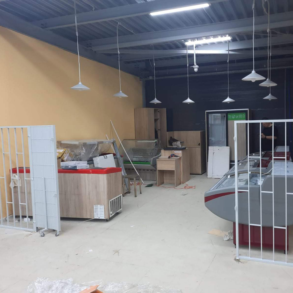 Ширма перегородка металлическая для магазина на фудмаркет - открыто