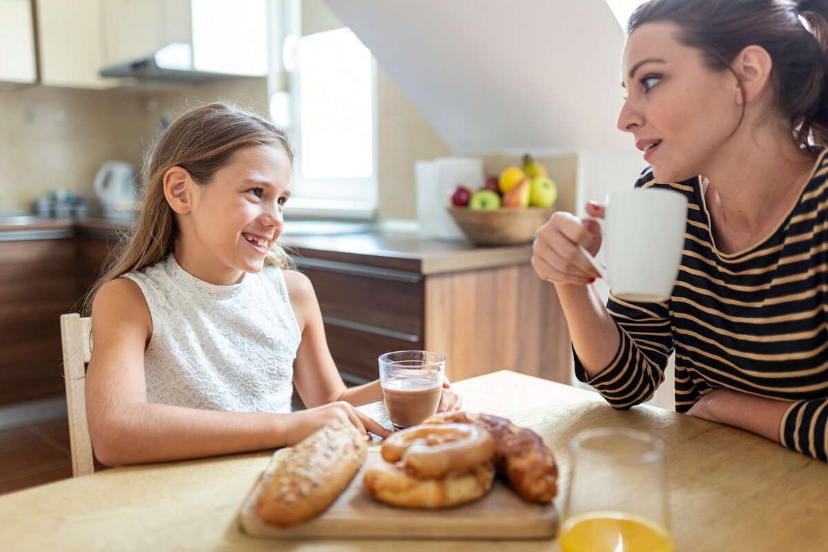 Mother breakfast for her. Счастливая семья за завтраком.