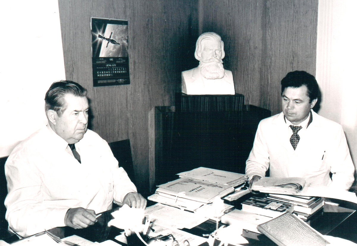 Александр Романович Довженко в кабинете