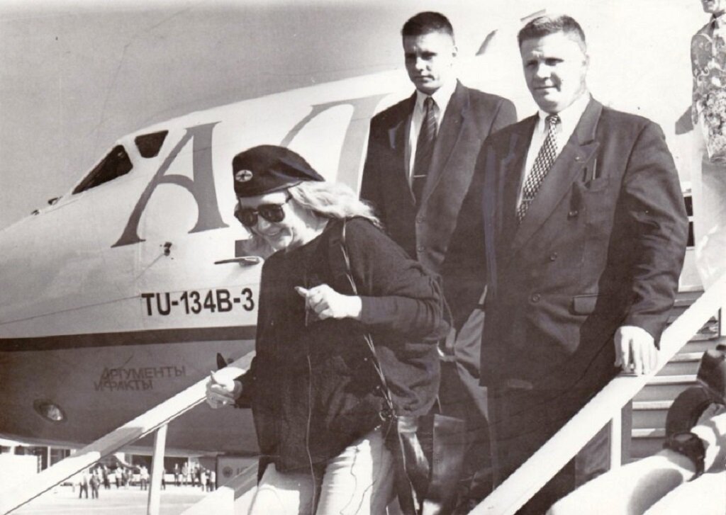 Выход к прессе в сопровождении секьюрити. Фото Равиля Гареева из архива автора текста.