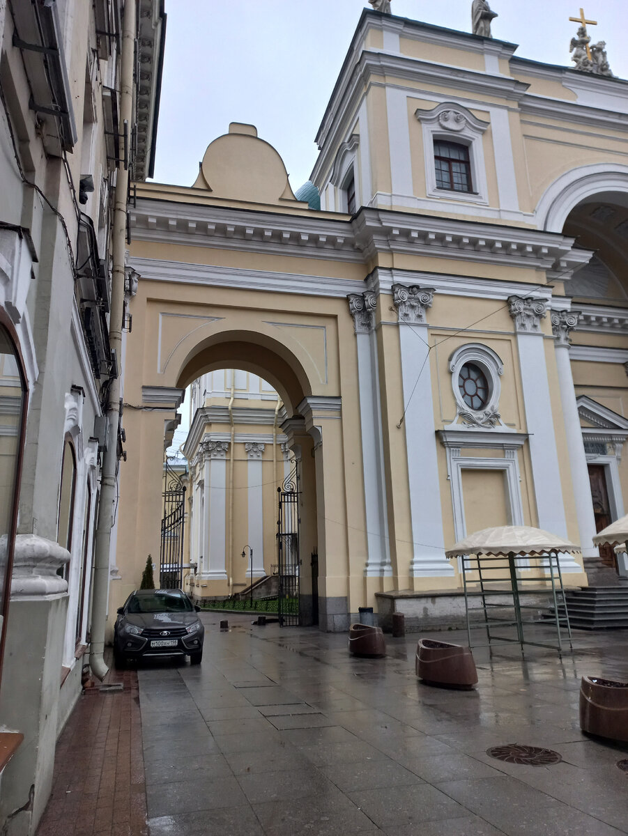 Вход во двор отеля