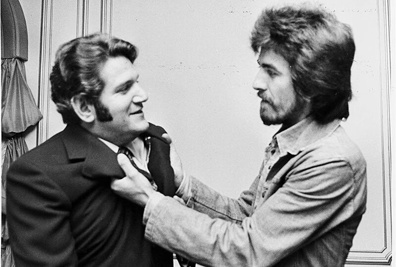 Аллен Кляйн и Джордж Харрисон.
Некоторые называют Клйена "человеком, который развалил Beatles"