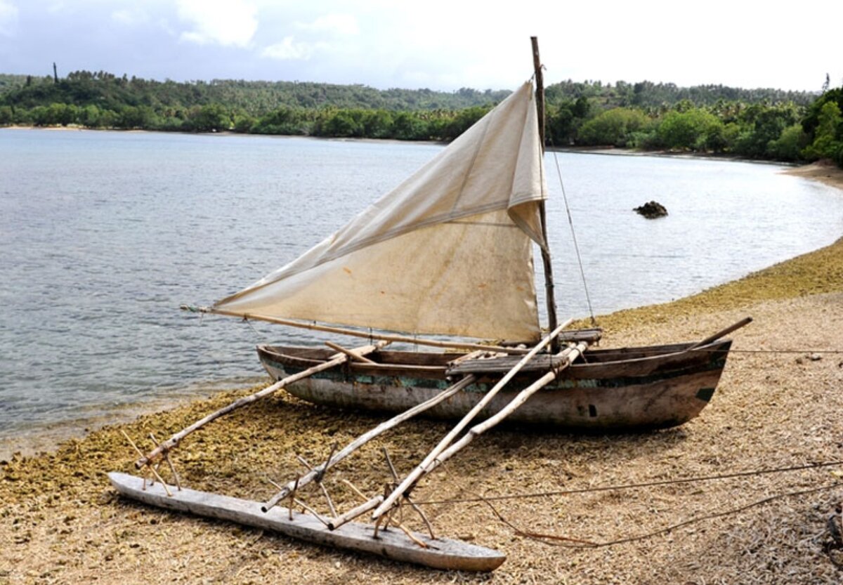 На таких лодках сейчас плавают рыбаки Тонги