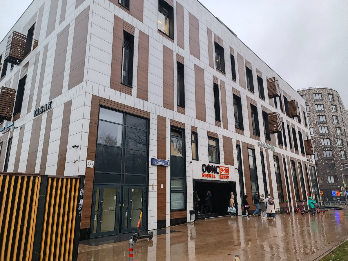 Термальный курорт в Мытищах прячется вот за этим входом с табличкой "Офис"