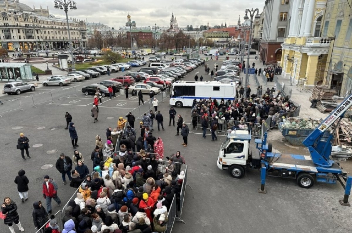    Очередь за билетами на балет «Щелкунчик» у Большого театра.