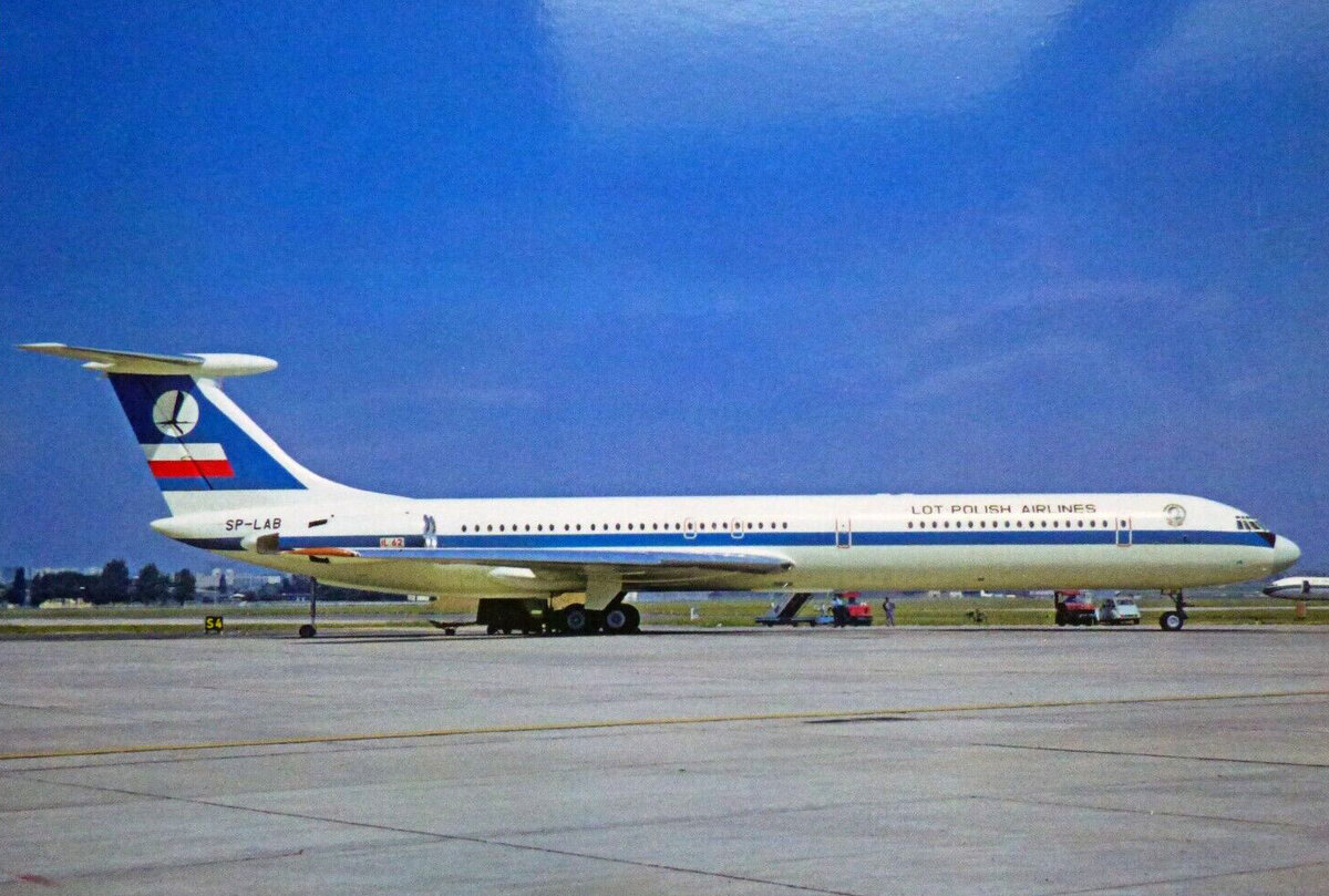 Продолжаю публиковать подборки фото советских самолетов в разных авиакомпаниях. Этот Ил-62 поставлен в Польшу в 1972 году. В 1983 году вернулся в СССР и был передан в Красноярское управление Аэрофлота.