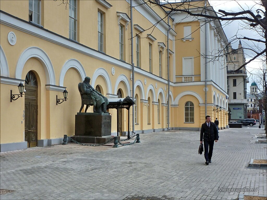 Памятник Островскому на Театральной площади