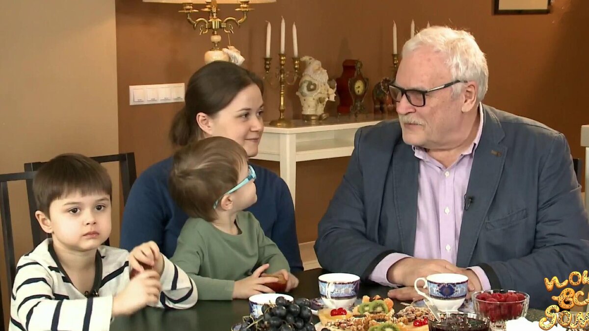 Борис Невзоров с дочерью Полиной и внуками