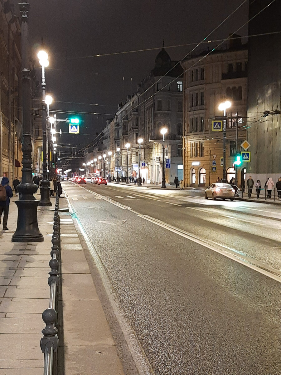 На Невском проспекте после учёбы).