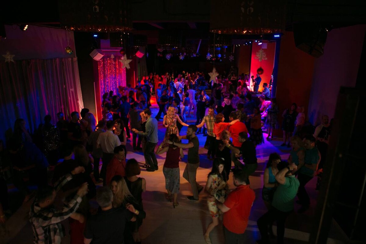 А вы знали, что танцы - это не только кайфовое хобби, но и способ избавиться от депрессии, которое помогает бороться даже со стрессом?!  
Это подтвердило исследование International Journal of Neuroscience и каждый из вас, кто оставил нам столько потрясающих отзывов. Спасибо, что делитесь с нами своими эмоциями - это очень ценно для нас!

Мы выделили 5 крутых причин, почему каждому нужно заниматься танцами

1. Танцы - это прекрасный способ освободиться от стресса и напряжения. Ведь, бачата и сальса создают позитивное настроение и помогают снять негативные эмоции.
2. Вы развиваете чувство ритма, координацию и гармоничность движений, помогаю обрести уверенность в себе. Вангуем, эти навыки могут быть полезными не только на танцполе, но и в повседневной жизни.
3. Самовыражение своей индивидуальности через движения в ритме бачаты и отдыхайте от рутинных забот и дел. Ловите кайф от того, что вы любите в моменте.
4. Прокачиваете взаимопонимание в паре. Ведь, ничто так не сближает, как чувственный танец, в котором каждое движение партнера имеет значимую роль. Женщине становится легче доверять, а мужчине брать на себя ответственность и быть опорой как в танце, так и в жизни.
5. Танцы - альтернатива терапии. Научно доказано, что именно благодаря танцам, вы быстрее добьетесь желаемого результата!

А какой повод вы бы добавили в этот список? Напишите в комментах!

