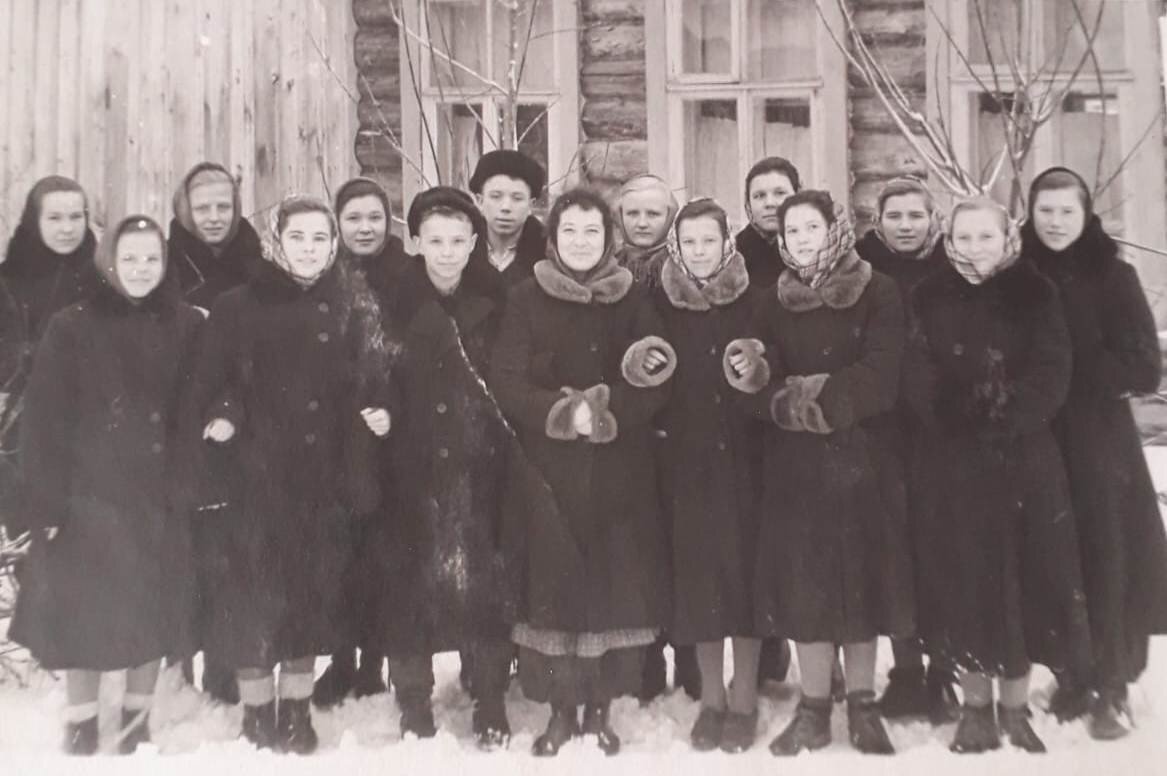 Группа воспитанников детдома в 50-е годы. Фото из архива редакции