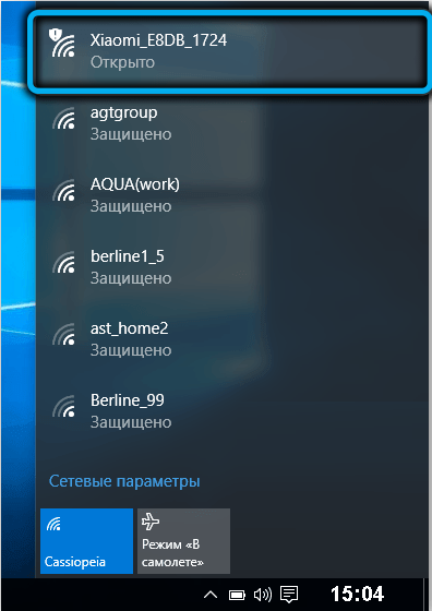 нажмите на значок «Сеть» на панели задач и выберите нужное вам соединение из доступных в списке (с названием Xiaomi);
