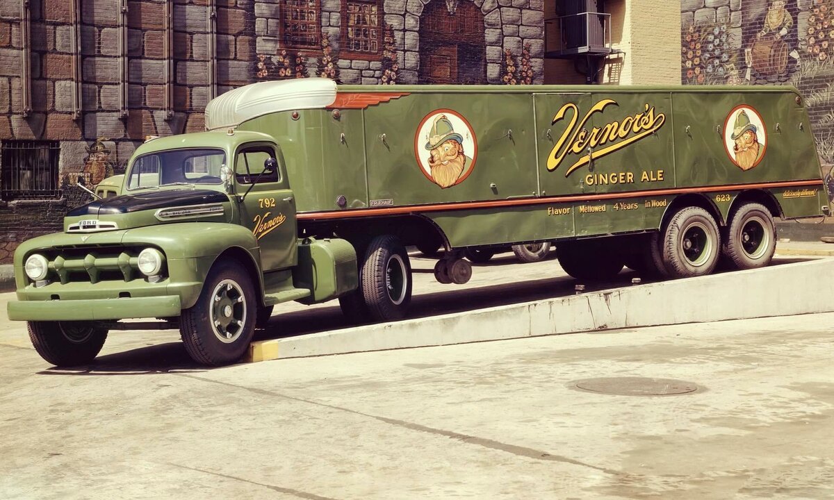 Будем рассматривать вот этот автомобиль. Тут колёс! Катать - не перекатать!