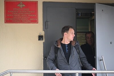    Мужчины выходят из здания военкомата Замоскворецкого района Москвы ©Рамиль Ситдиков РИА Новости