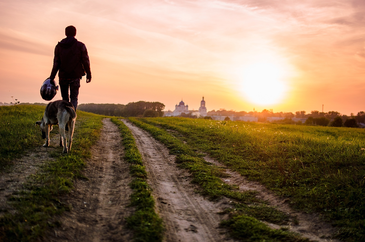 Идущий к Церкви, а значит к СВЕТУ(БОГУ). Фото из доступных источников в интернете.