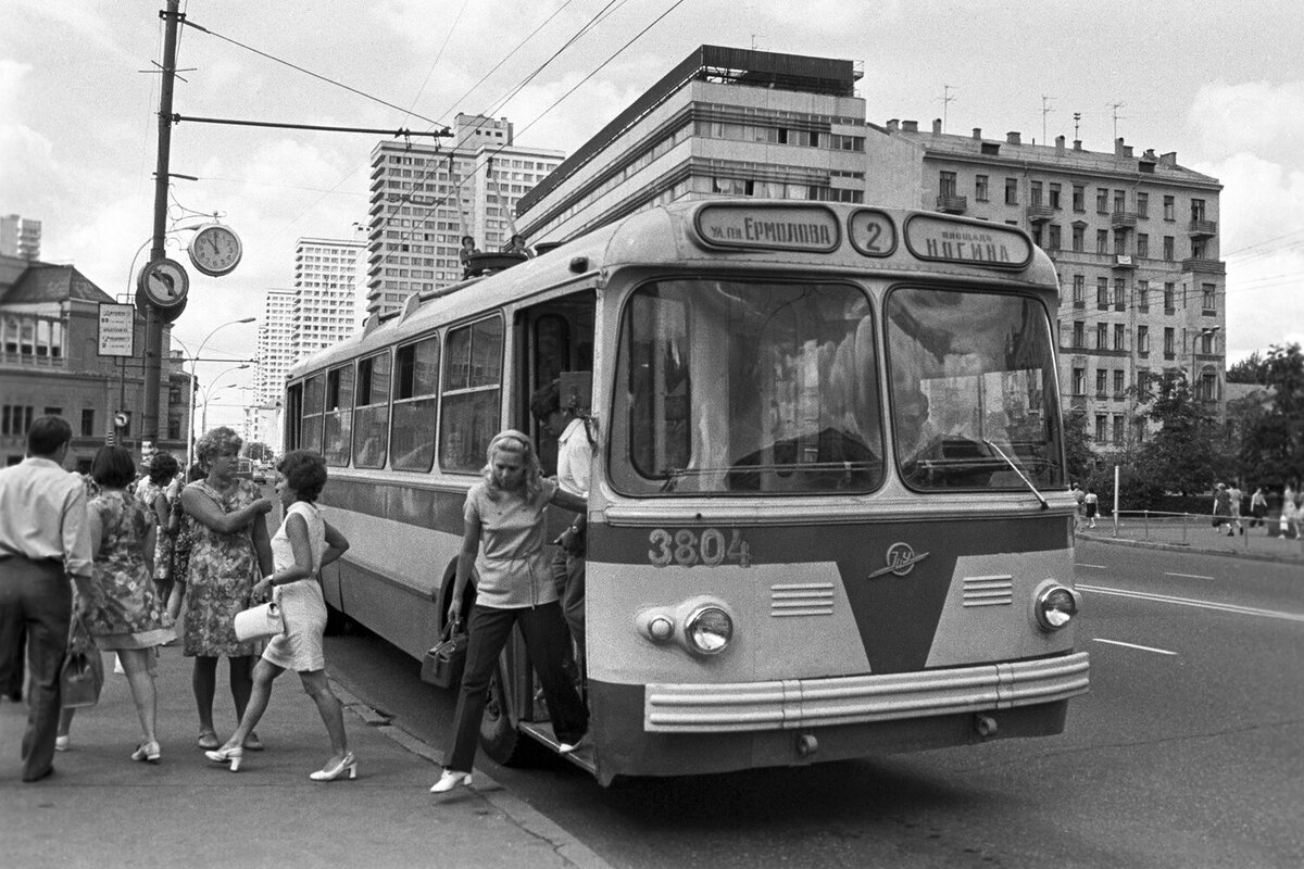 Московский троллейбус на проспекте Калинина (сейчас улица Воздвиженка), 1972 год / Фото: Борис Кавашкин/РИА Новости