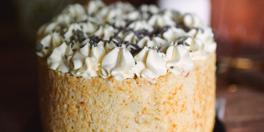 Торт-рулет за 1 час: бисквитный торт с кубничным джемом и сливками