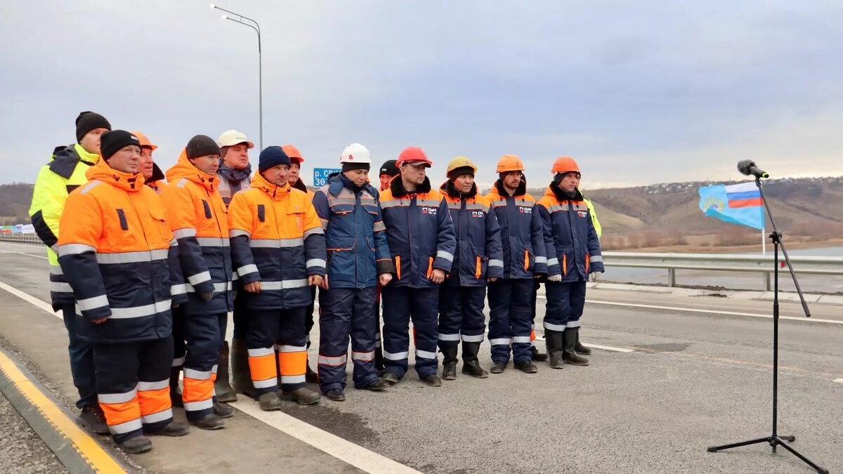     В среду, 15 ноября, на 757-м километре трассы М-7 «Волга» в Зеленодольском районе Татарстана дорожники несколько часов ждали церемонию открытия нового моста через Свиягу.