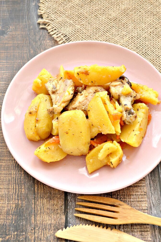 Ингредиенты: курица - 800 гр
масло постное - 3 ст. л.
морковь - 1 шт.
лук - 1 шт.
картофель - 6 шт.
соль - по вкусу
перец молотый - по вкусу
паприка - по вкусу
травы прованские - 3 щепотки

Приготовление:
1. Курицу нарезаем порционными кусочками. В съемную чашу мультиварки вливаем растительное масло. Устанавливаем программу «жарка». Перекладываем заготовку из курицы в чашу, начинаем обжаривание. Иногда перемешиваем содержимое.
2.  Пока обжариваются куриные кусочки, подготовим остальные ингредиенты. Очищаем морковку и лук. Нарезаем морковку небольшими брусочками, а лук – полукольцами. Переправляем нарезку из овощей к куриным кусочкам в чашу мультиварки. Продолжаем совместное обжаривание.
3.  Очищаем картофель. Каждый клубень нарезаем крупными дольками. Загружаем картофельные ломтики в чашу мультиварки.
4.  Ингредиенты солим, сдабриваем молотыми специями и прованскими травами. Чашу фиксируем крышкой. Меняем программу, ставим режим «выпечка» на 1 час. Готовим до окончания программы.

Приятного аппетита!