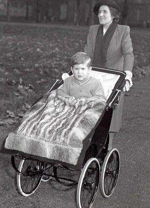 Принц Чарлз с няней, примерно 1950-й. https://i.pinimg.com.