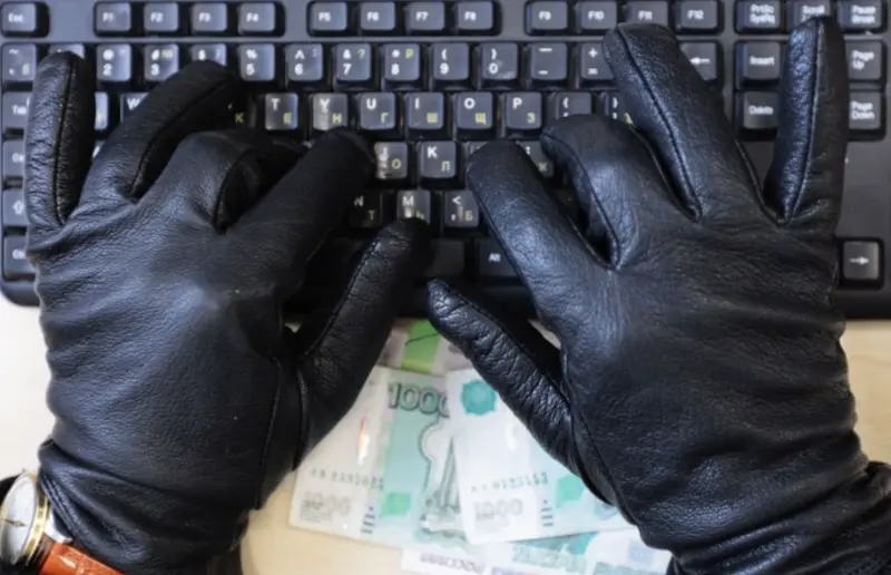 Кто вернёт похищенные со счетов деньги? Фото: solidarnost.org 