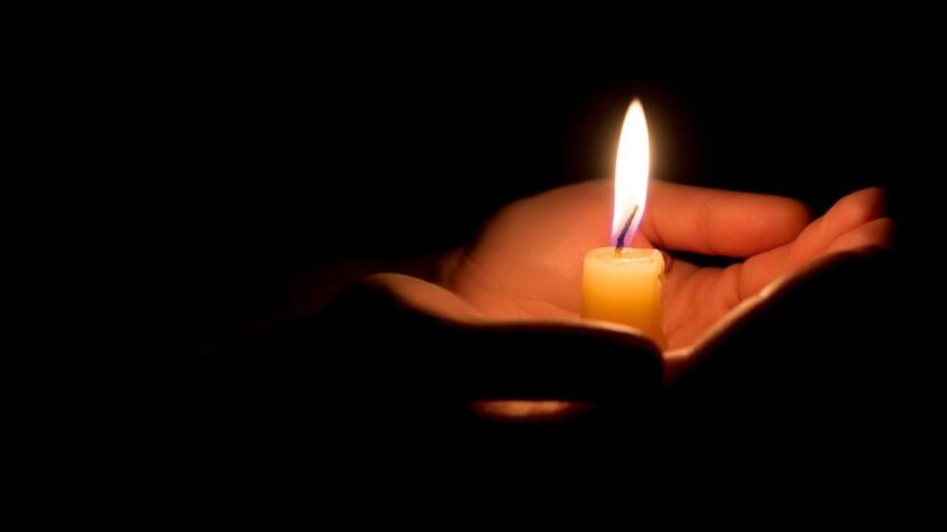 Это – одно из первых моих стихотворений (2003год). Одно из тех, за которые не стыдно. А впрочем, чего стыдиться своих «детских рисунков»? Вот если и став взрослым, продолжаешь рисовать каляки-маляки да ещё гордиться ими, тогда – да...      «Свечу» я использовала потом, гораздо позже, в сюжете романа «Золотое Перо». Знаете, это здорово – иметь вот такие заготовки, наброски, которые потом при желании можно развить во что-то большее.
