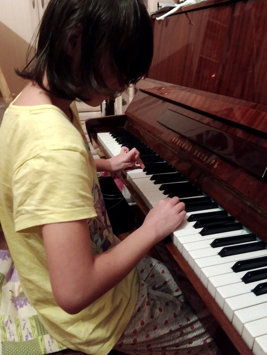 Дома пианино, тренируем пальчики