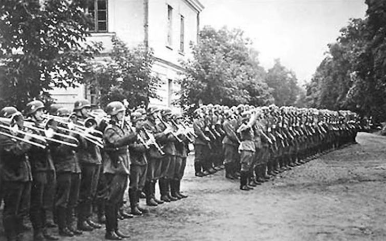 Немецкий оркестр. Брест, 22 сентября 1939 года. Источник фото - https://bangkokbook.ru/galereya/parad-sssr-i-germanii-v-breste-87-foto.html