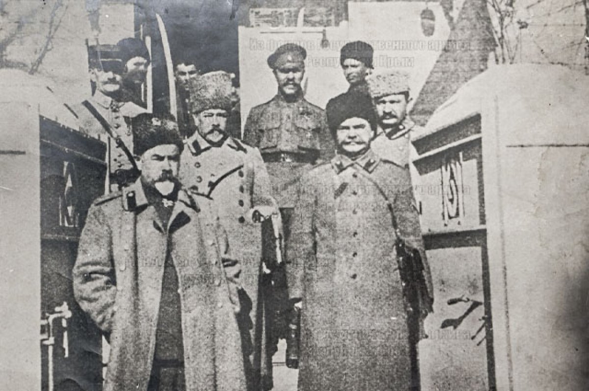    Генерал Деникин со своими подчинёнными. Крым, 1920 г.