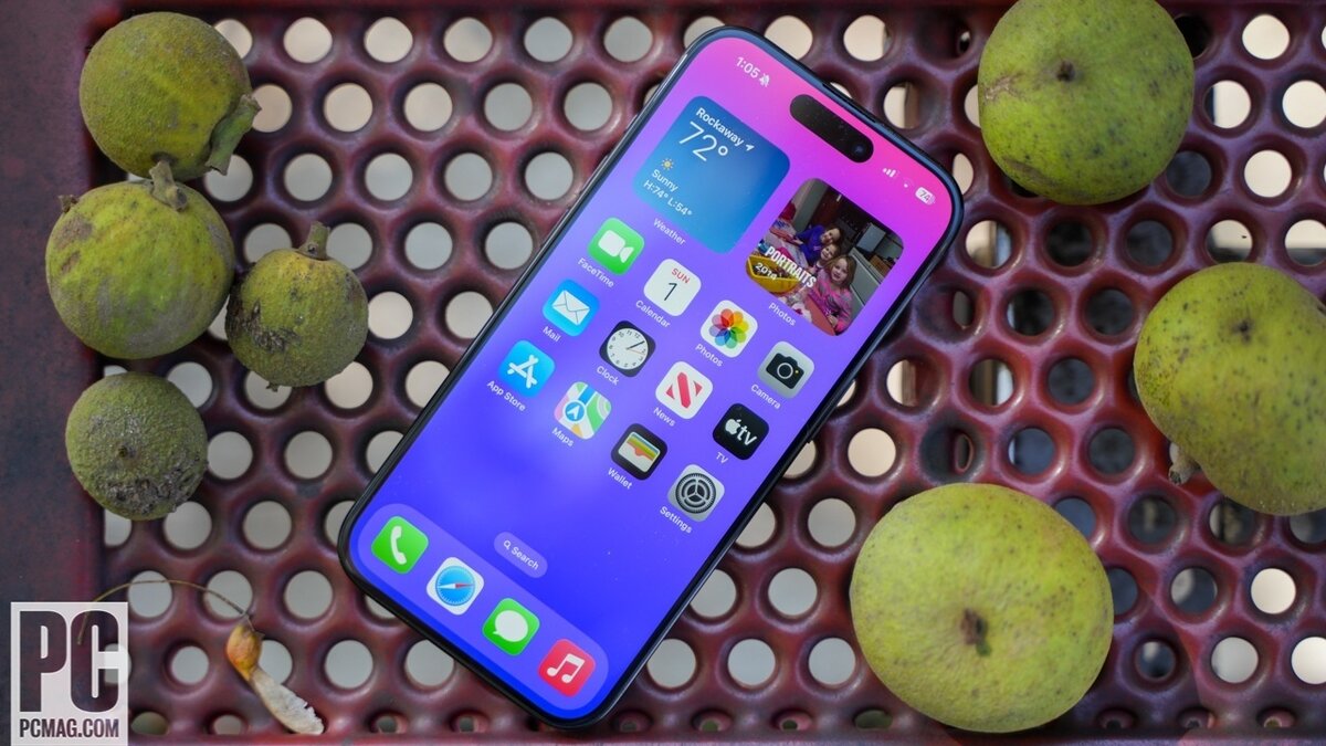 Динамический остров на Apple iPhone 15 Pro (Автор: Эрик Земан / PCMag)