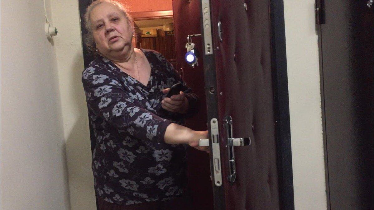 Соседская бабка. Бабушка наглая. Бабушки у подъезда. Бабушка у двери. Бабушка стучится в дверь.