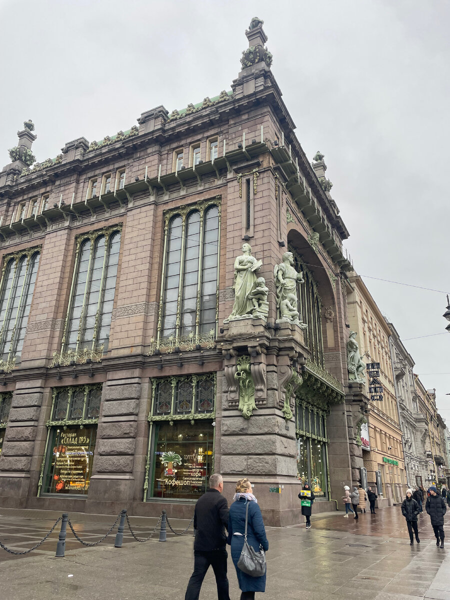 Современный облик.  Но лучший вид с противоположной стороны Невского. 